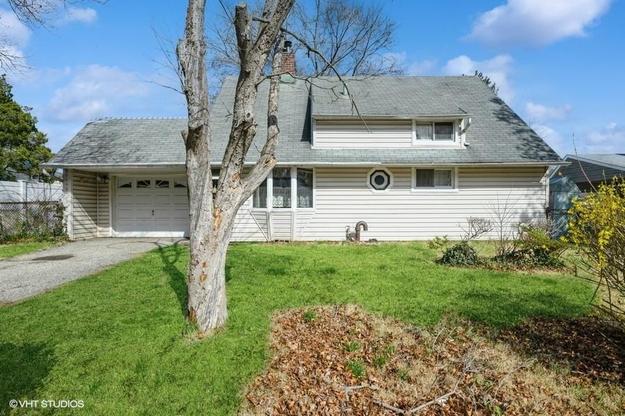 79 Greenbelt Lane, Levittown, New York image 2