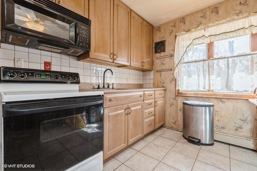 79 Greenbelt Lane, Levittown, New York image 4