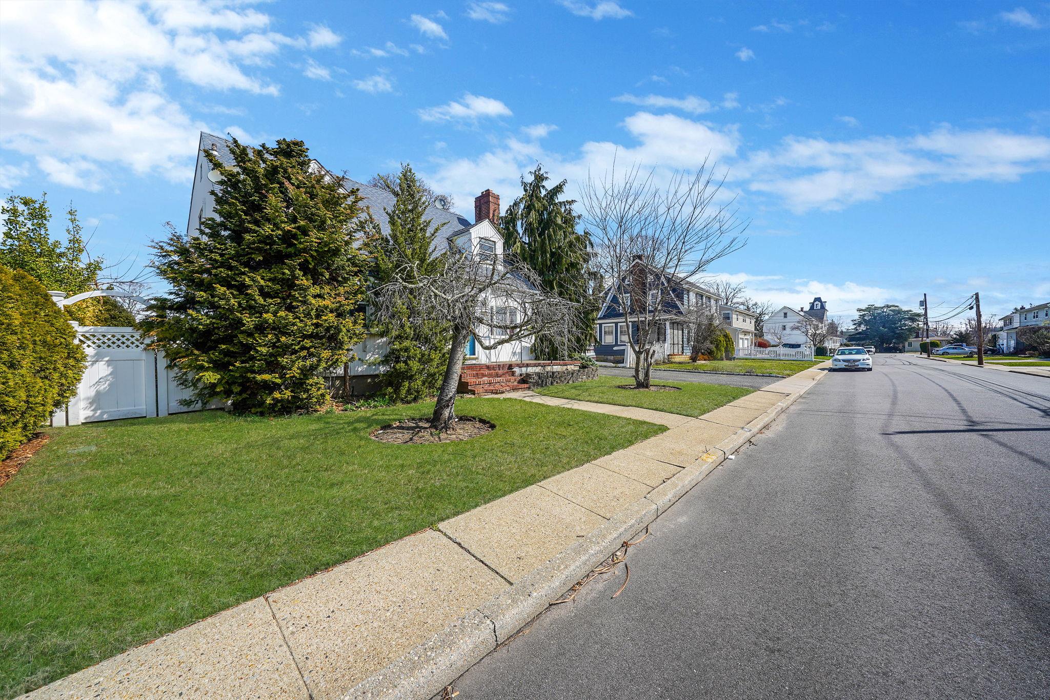 695 Koelbel Court, Baldwin, New York image 3