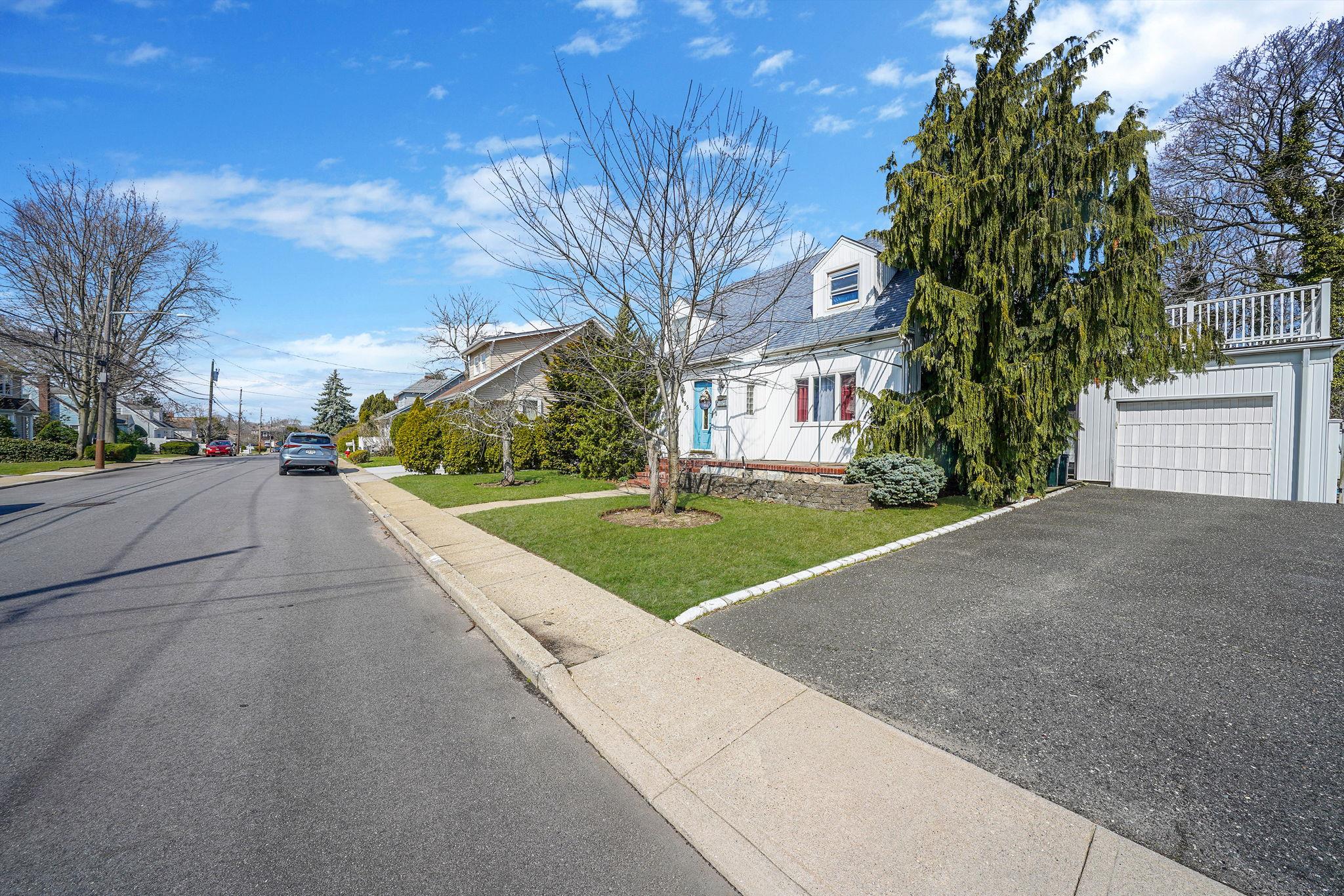 695 Koelbel Court, Baldwin, New York image 2