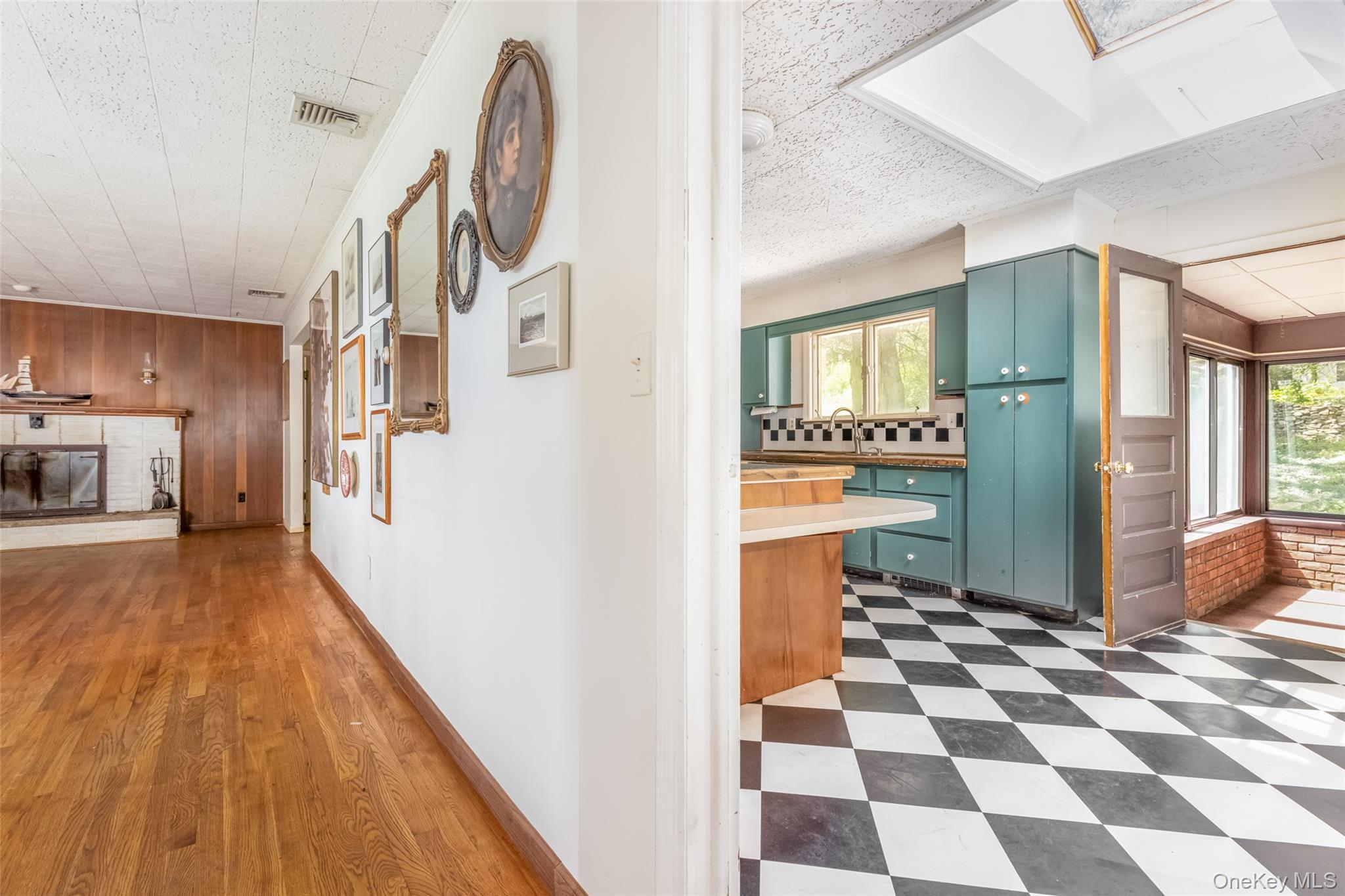 Ulster Park, New York 12487, United States, 3 Bedrooms Bedrooms, ,2 BathroomsBathrooms,Residential,Active,192327