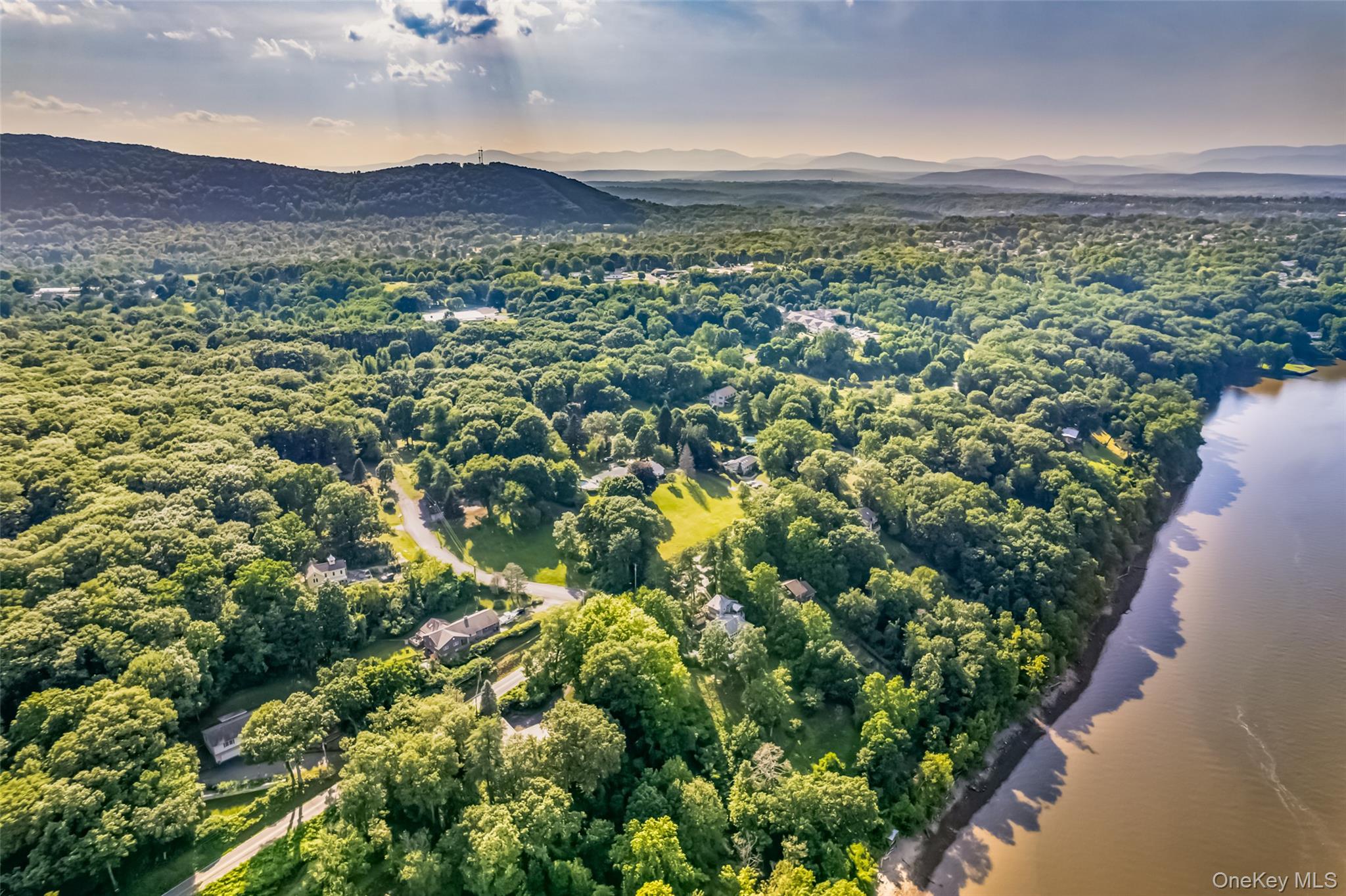 Ulster Park, New York 12487, United States, 3 Bedrooms Bedrooms, ,2 BathroomsBathrooms,Residential,Active,192327