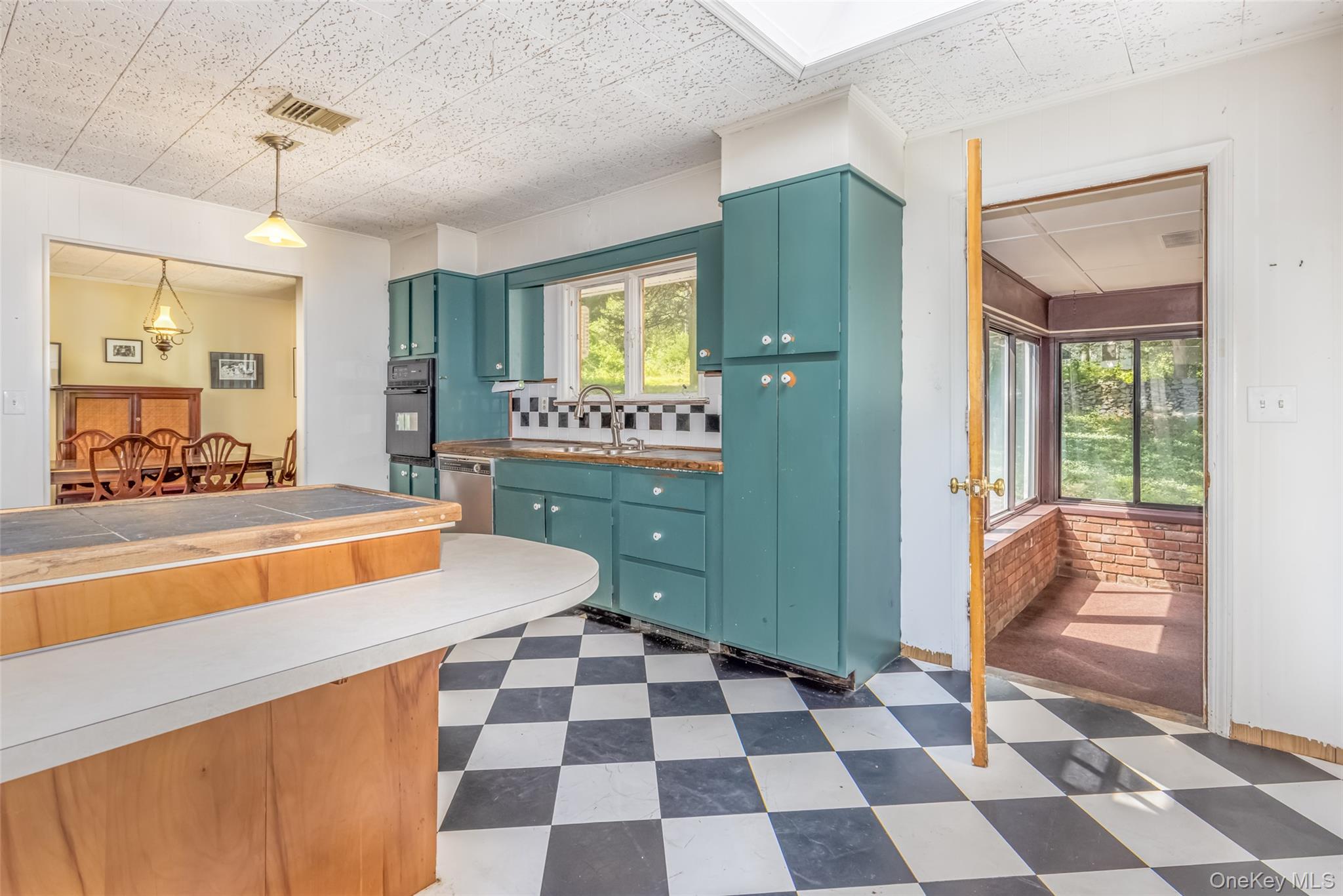 Ulster Park, New York 12487, United States, 3 Bedrooms Bedrooms, ,2 BathroomsBathrooms,Residential,Active,192327