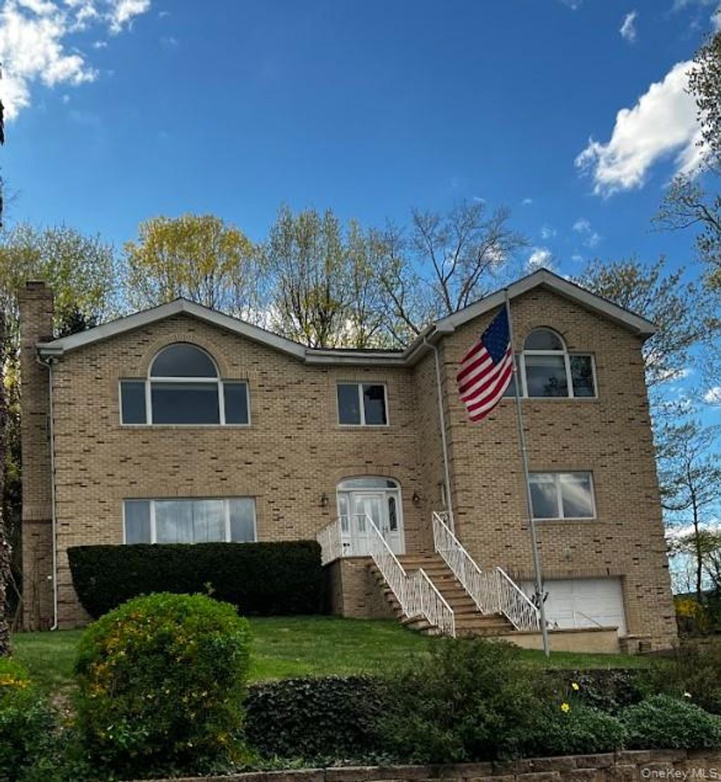 Photo of 16 E Slope Road, Bayville, NY 11709 (MLS # 986971)