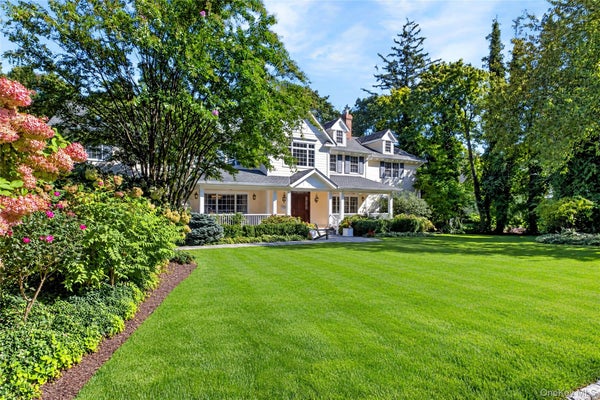 44 BROOKSIDE DR, MANHASSET, NY 11030 - Image b213d90bdc19a291ae8474947eeeca1b/1646959735