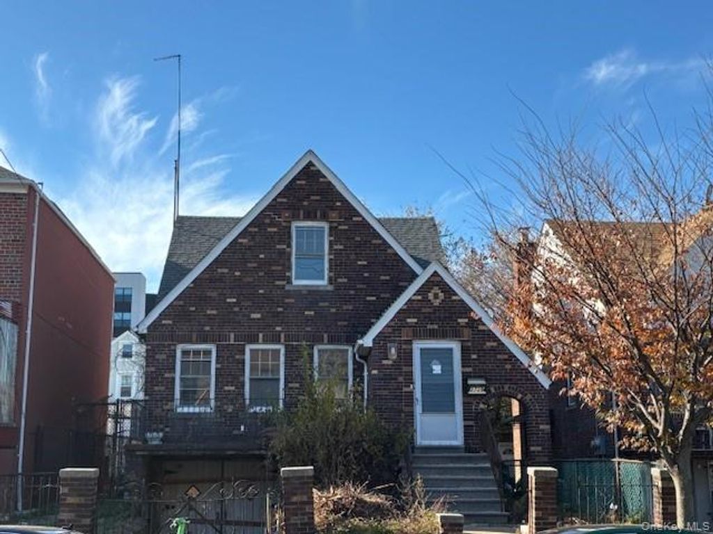 Photo of 2729 Paulding Avenue, Bronx, NY 10469 (MLS # 938999)