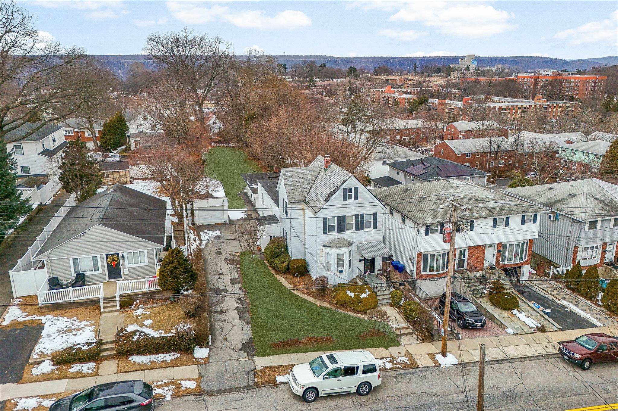 Bellevue Avenue, Yonkers, New York - 5 Bedrooms  
2 Bathrooms  
9 Rooms - 