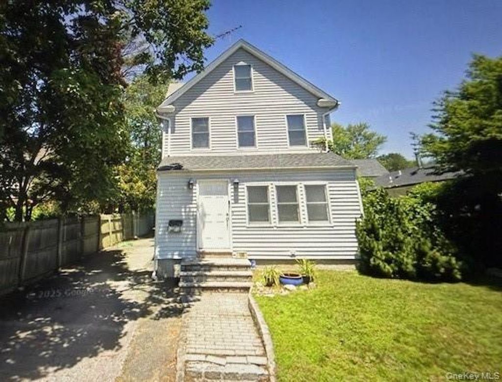 Photo of 105 Bayview Avenue, Manhasset, NY 11030 (MLS # 995733)
