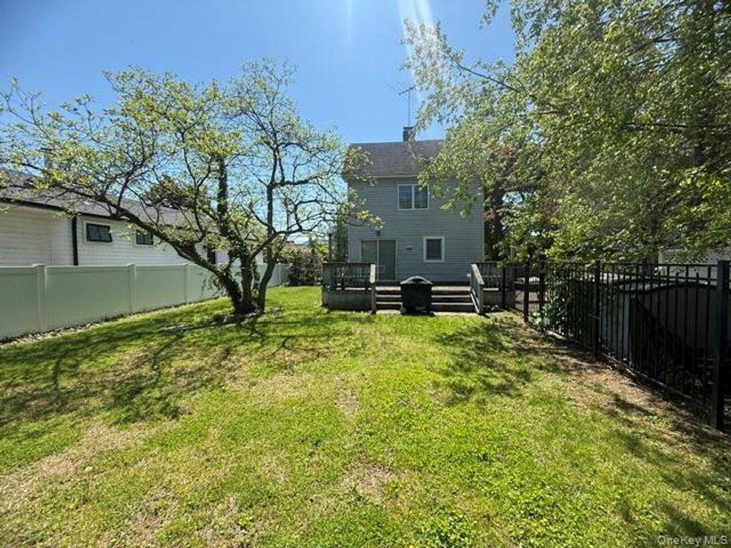 Photo of 105 Bayview Avenue, Manhasset, NY 11030 (MLS # 995733)