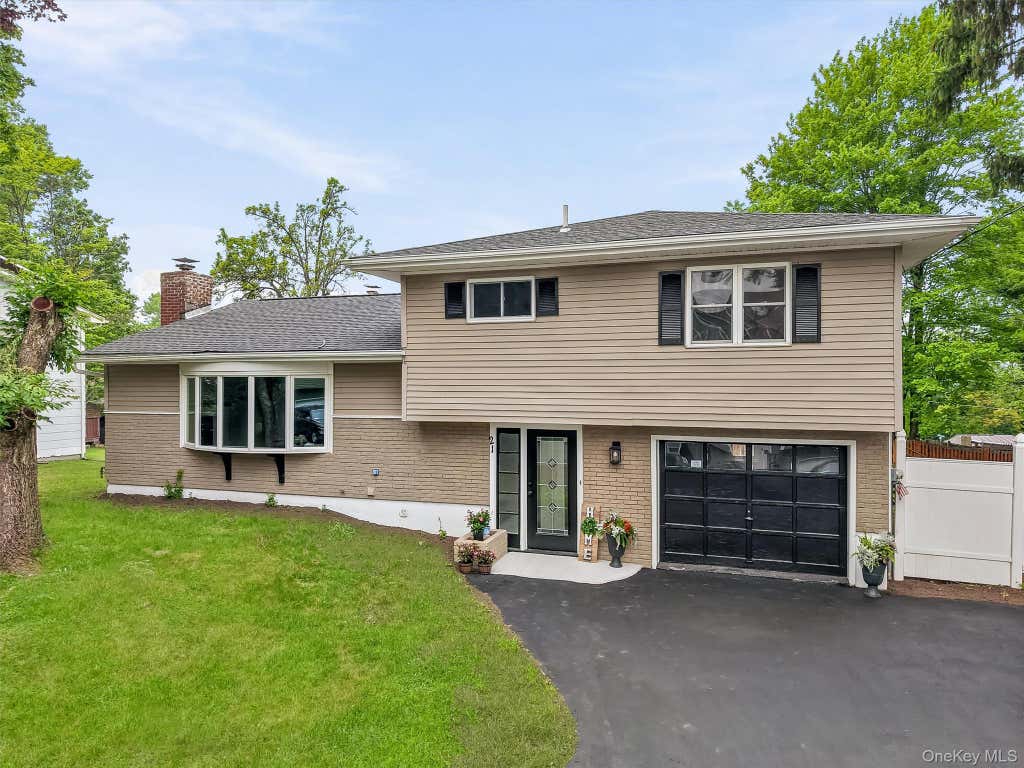 Photo of 21 Manhattan Avenue #19, Middletown, NY 10940 (MLS # 1029090)