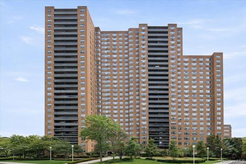Photo of 70-25 Yellowstone Boulevard #24N, Forest Hills, NY 11375 (MLS # 1001508)