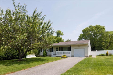 Homes For Rent - 400 Wells Road<br/> Laurel, NY 11948