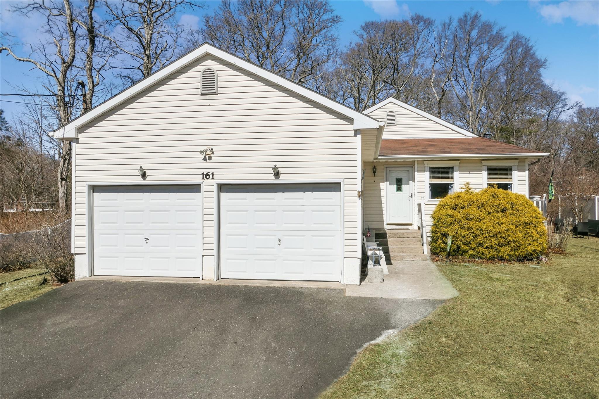 161 Smith Rd, Ronkonkoma, New York image 3