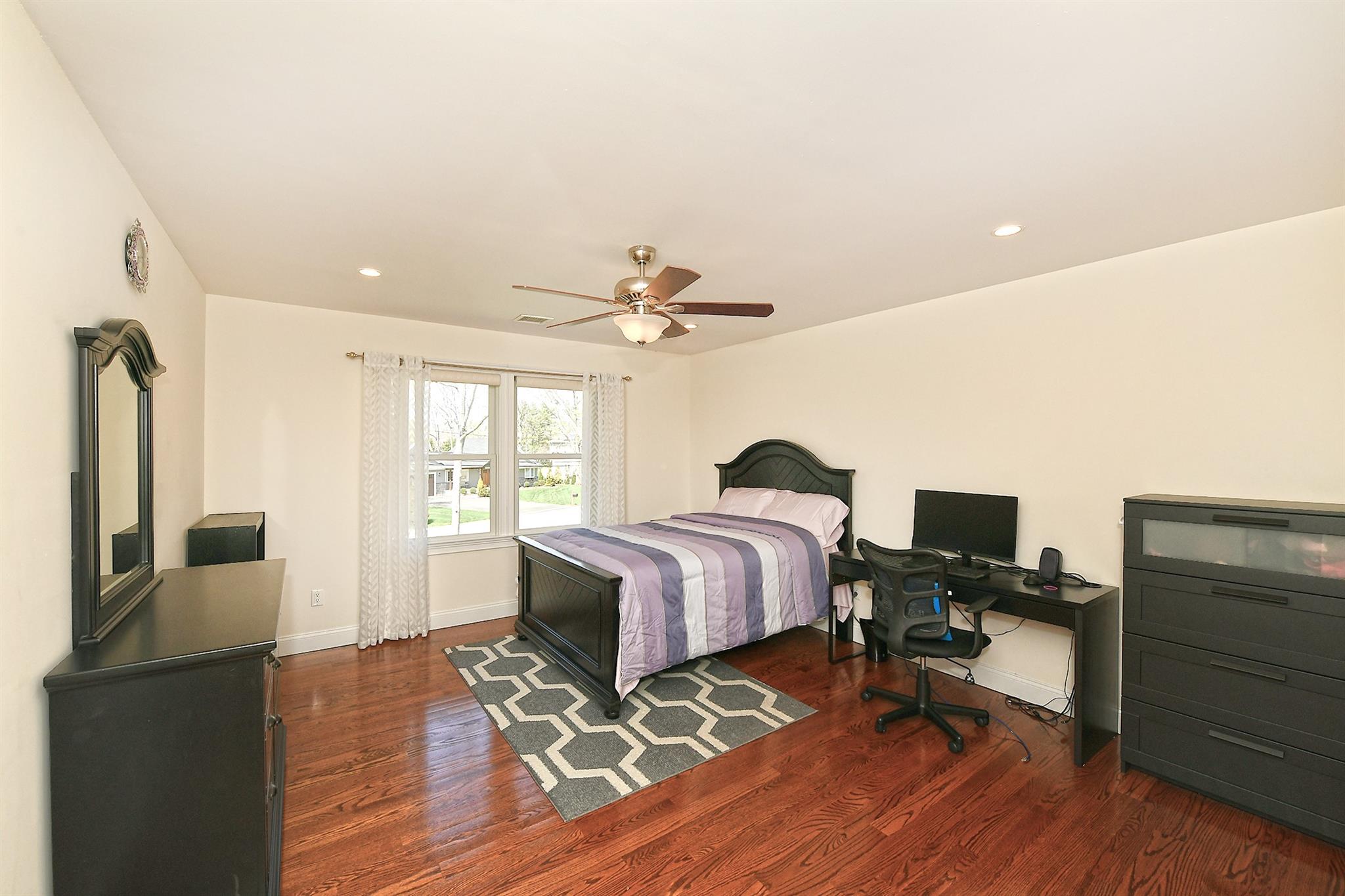 981 Baldwin Path, Dix Hills, New York image 32