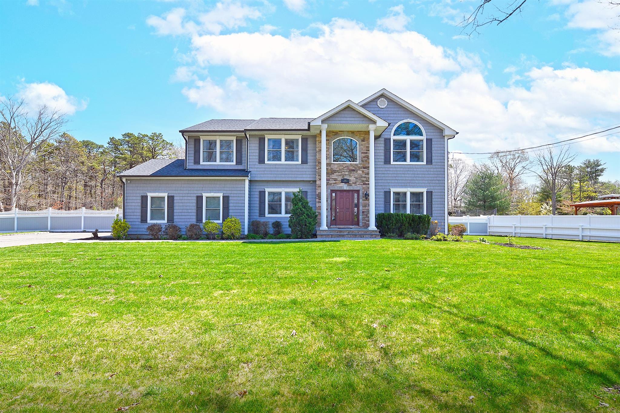 981 Baldwin Path, Dix Hills, New York image 1