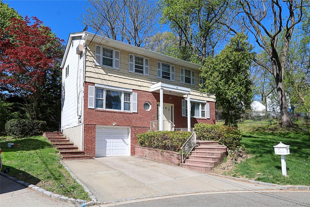 Photo of 8 Pickwood Lane, Great Neck, NY 11024 (MLS # 988667)