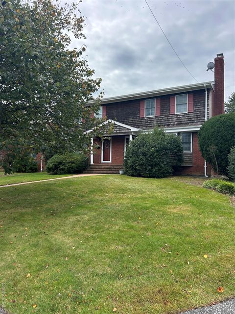 Photo of 8 Livingston Avenue, Babylon, NY 11702 (MLS # 924778)