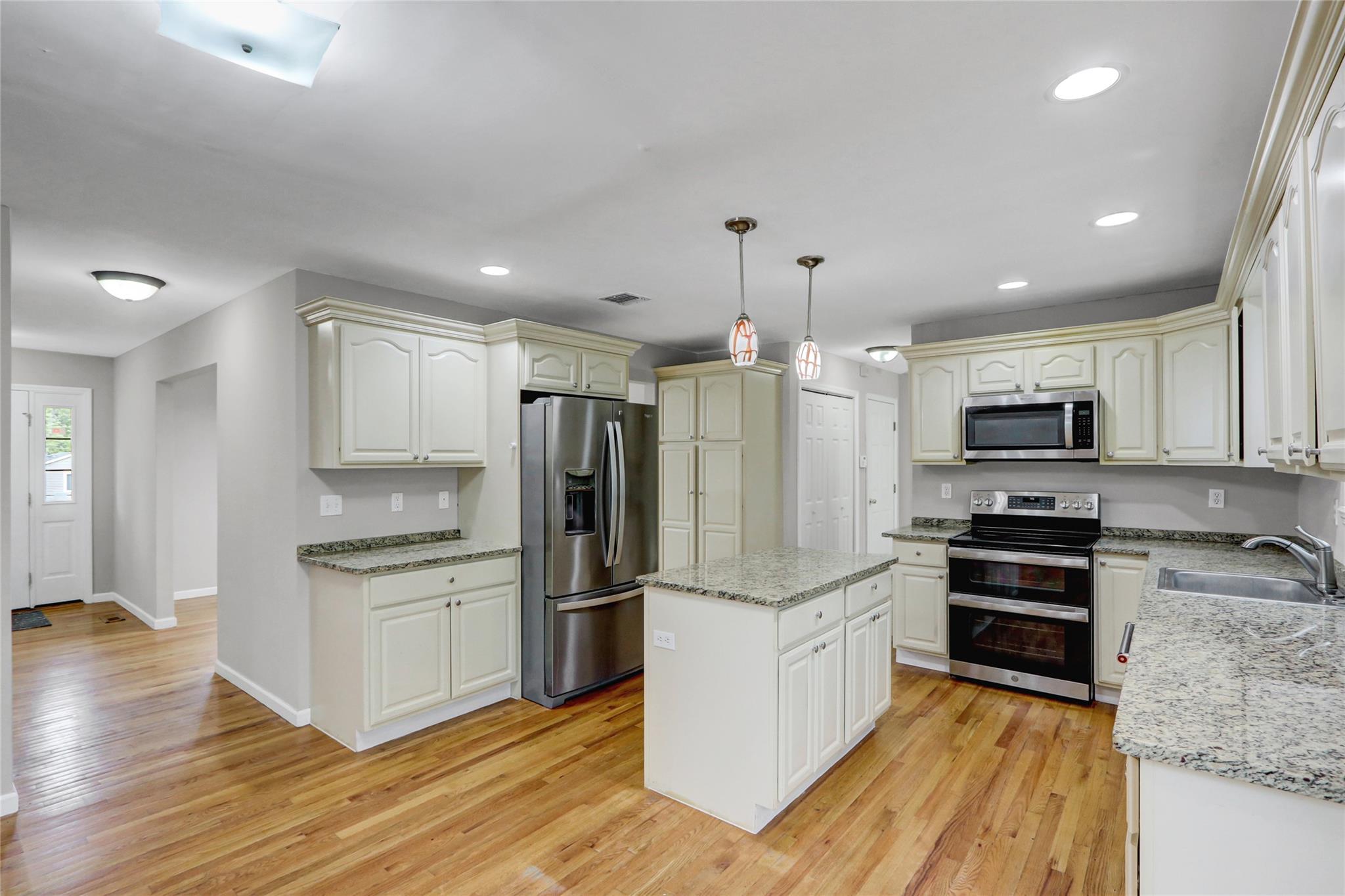 27 Inwood Avenue, Selden, New York image 16