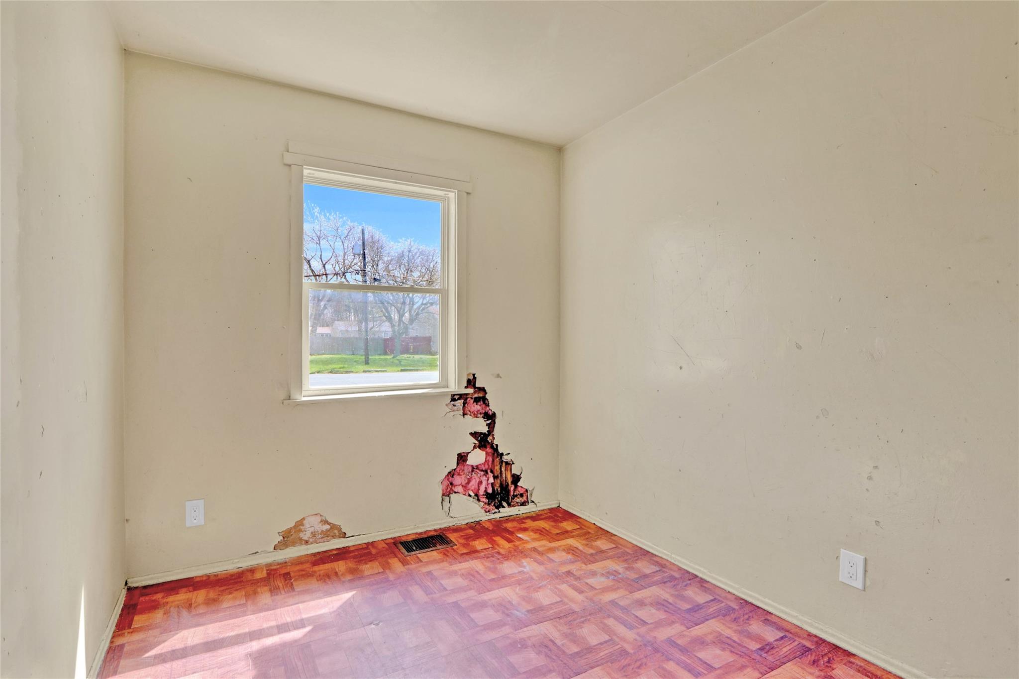 818 Meade Avenue, Bellport, New York image 9