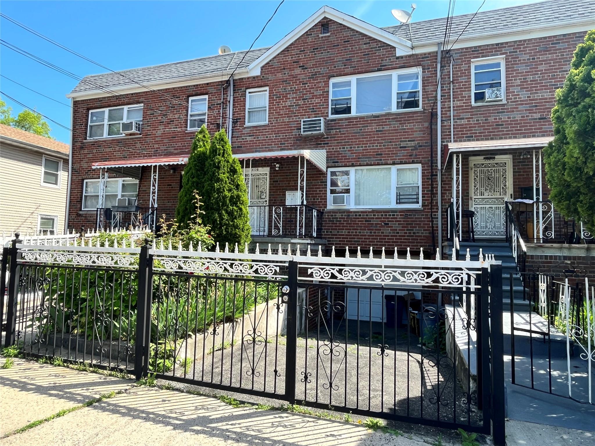 Mickle Avenue, Bronx, New York - 5 Bedrooms  
2 Bathrooms - 
