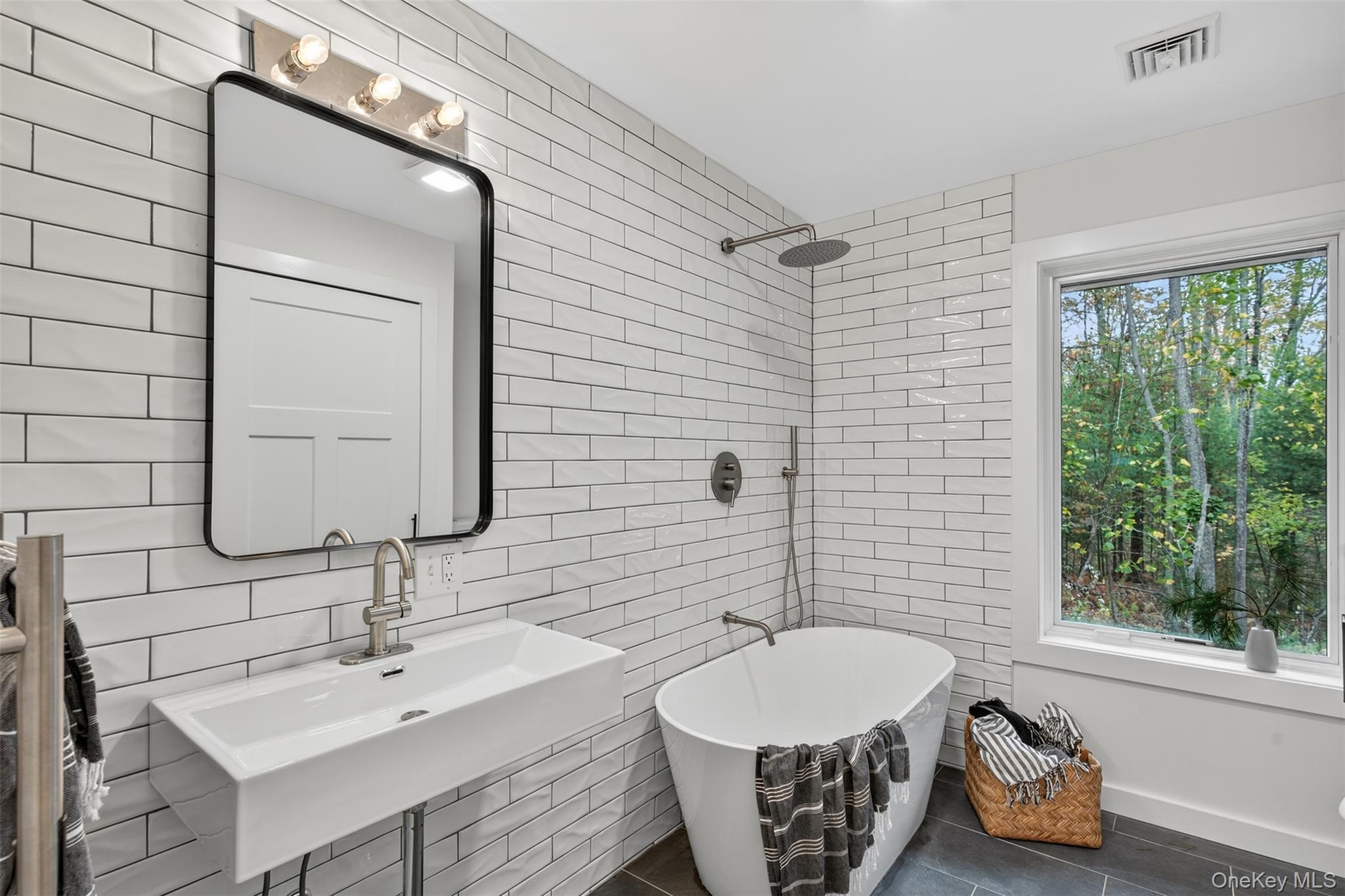 Hurley, New York 12443, United States, 2 Bedrooms Bedrooms, ,2 BathroomsBathrooms,Residential,Active,224117