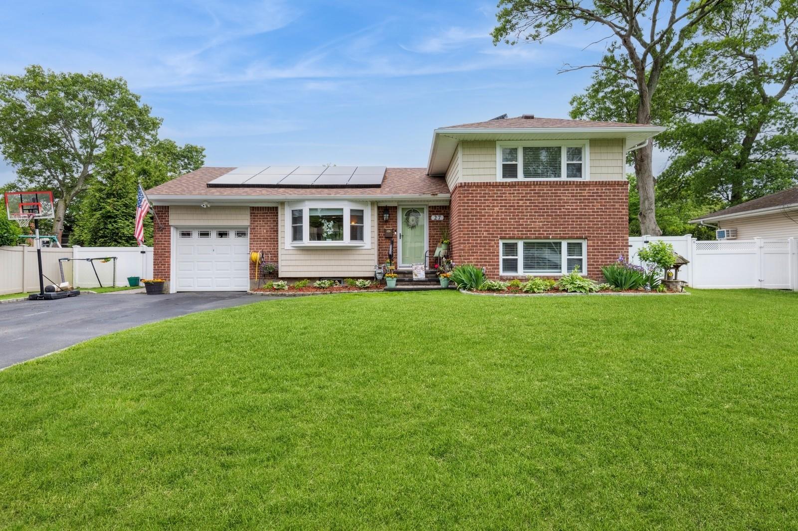Schuyler Drive, Commack, Hamptons, NY - 3 Bedrooms  
2 Bathrooms - 