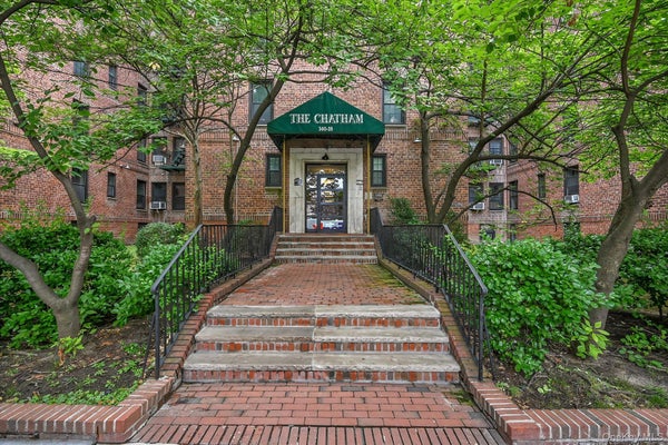 140-18 BURDEN CRES, JAMAICA, NY 11435 - Image b2cc200c21de48df3a704090ab6d8d72/588410449