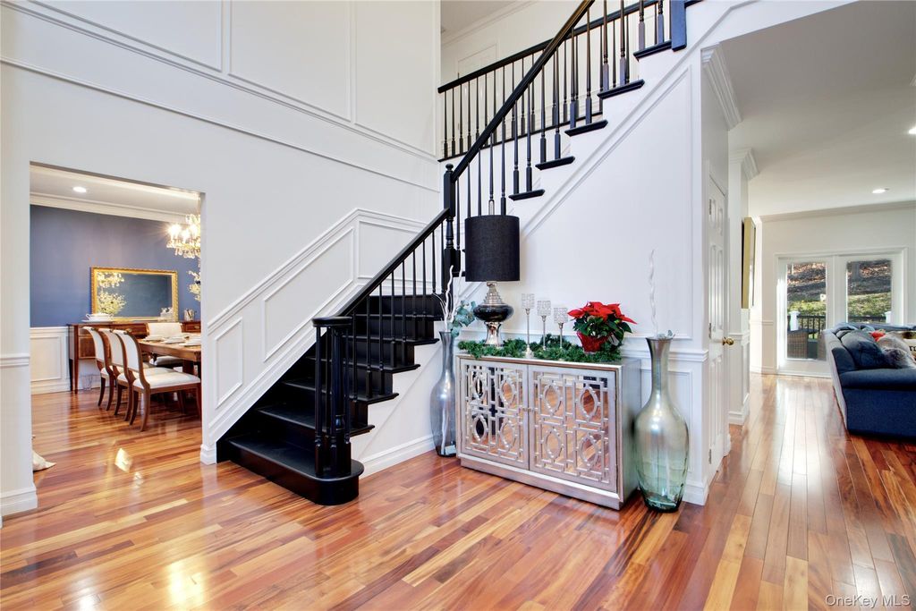 Photo of 50 Davis Lane, Roslyn, NY 11576 (MLS # 946848)