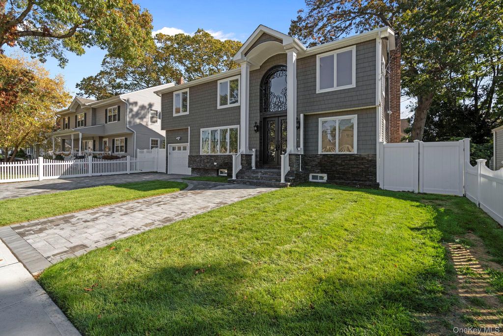 Photo of 33 6th Avenue, Massapequa Park, NY 11762 (MLS # 927652)