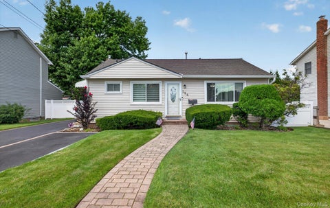 Homes For Sale - 154 Park Lane<br/> Massapequa, NY 11758