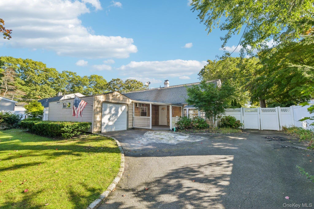 Photo of 3 Reydon Way, Farmingville, NY 11738 (MLS # 1063120)