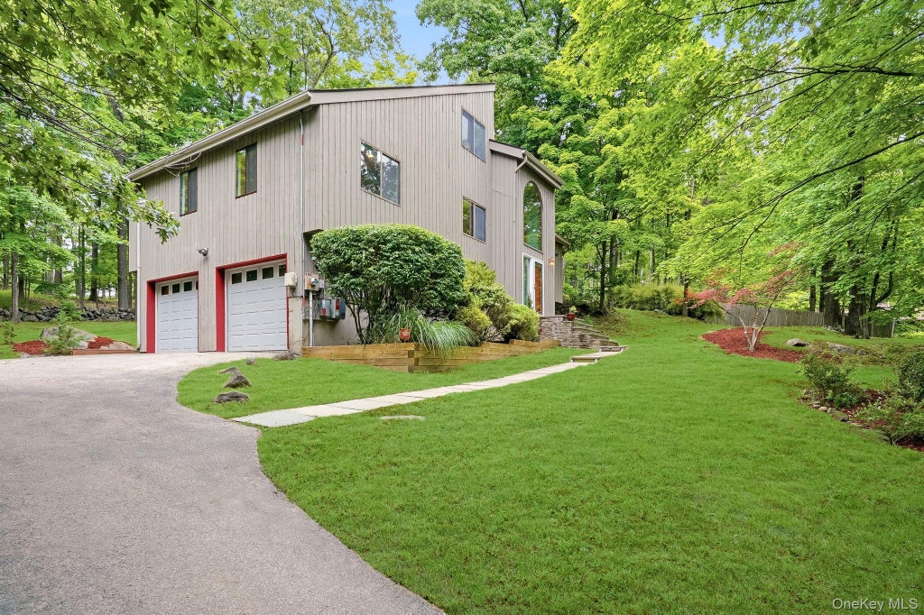 Photo of 43 Powder Horn Road, Cortlandt Manor, NY 10567 (MLS # 994182)