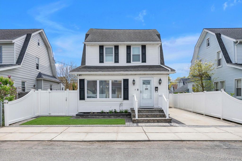 Photo of 14 Laurel Road, Lindenhurst, NY 11757 (MLS # 992724)