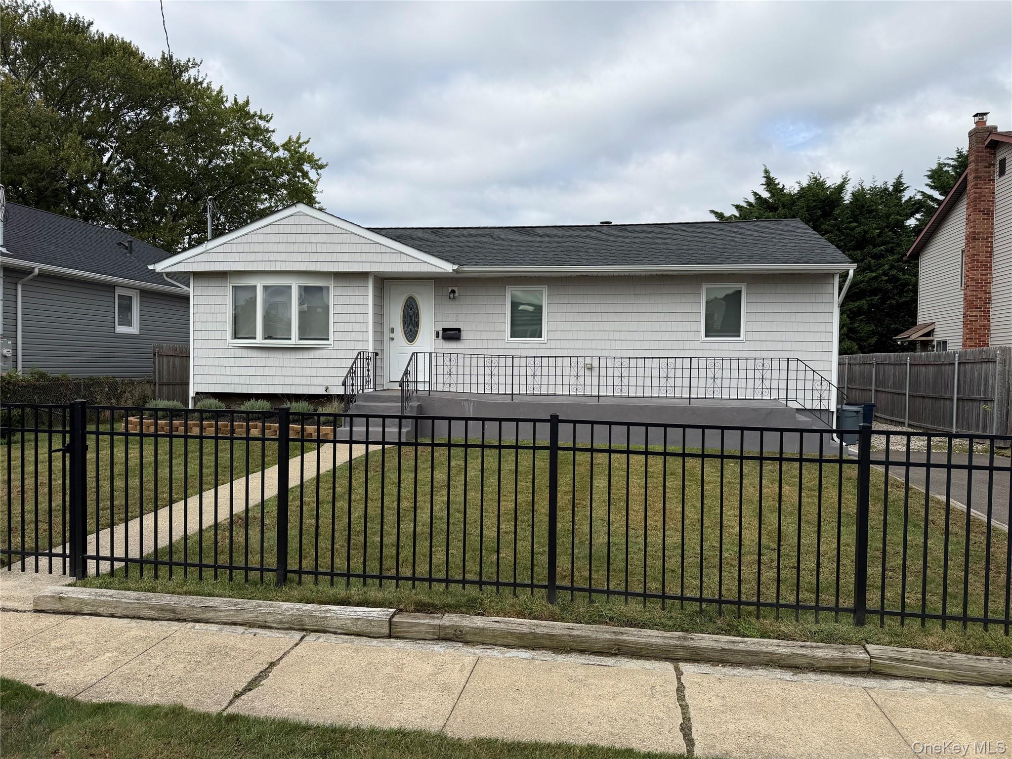 218 E Alhambra Avenue - Photo 2