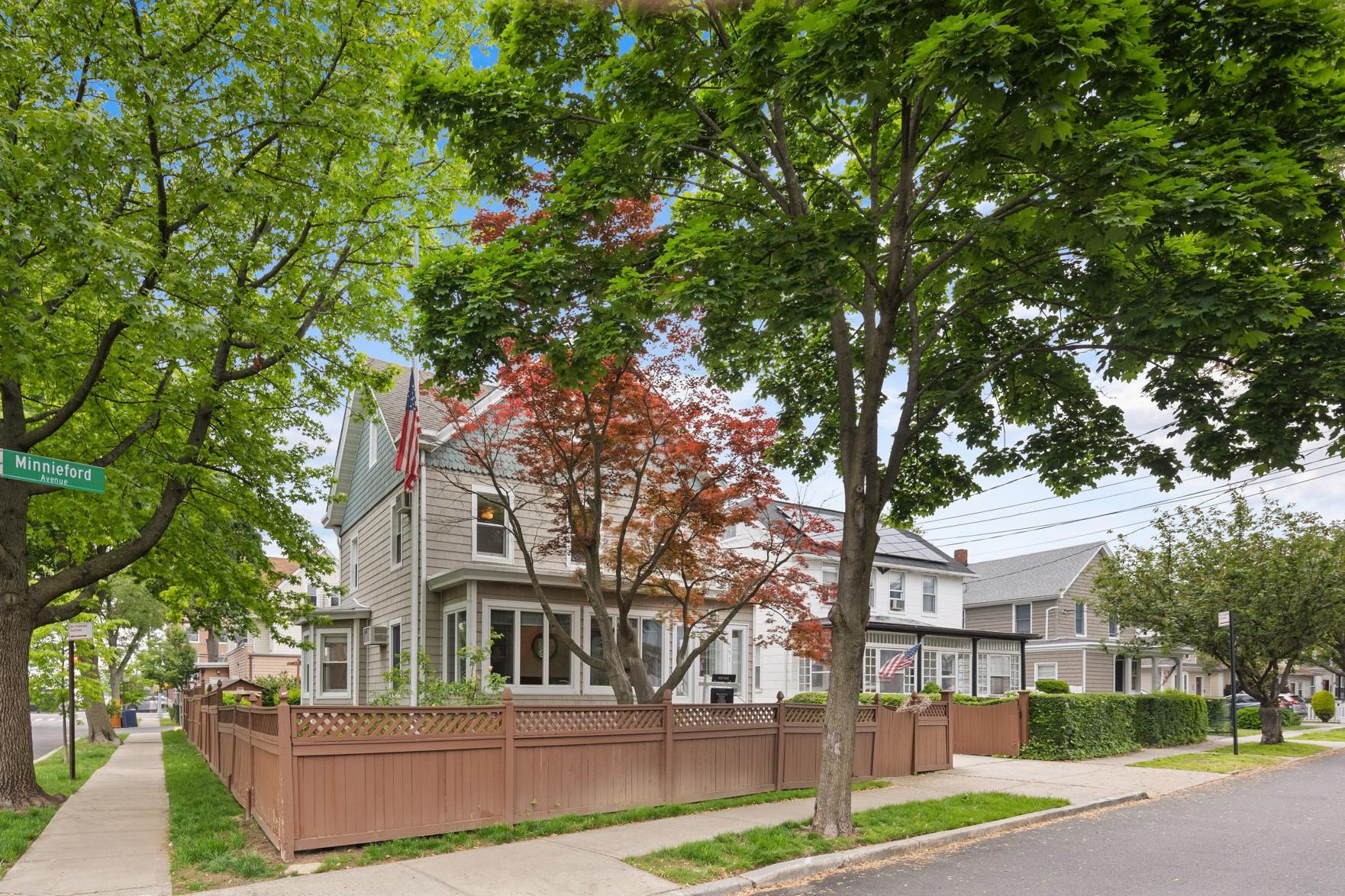 Property for Sale at Minnieford Avenue, Bronx, New York - Bedrooms: 5 
Bathrooms: 3 
Rooms: 8  - $927,000