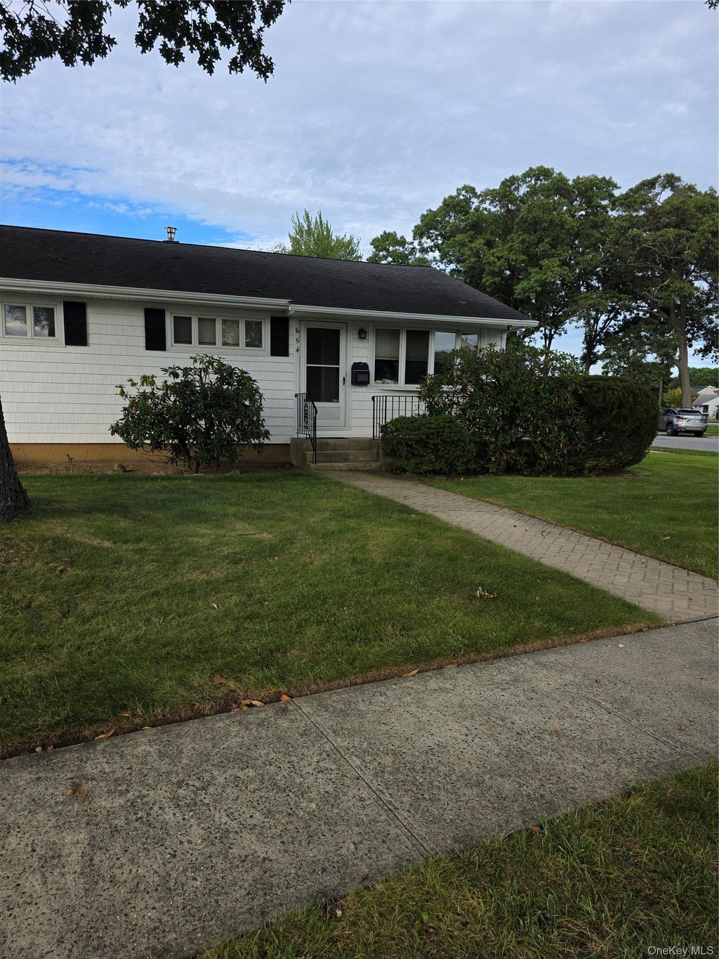Photo of 654 Carlyle Avenue, Franklin Square, NY 11010 (MLS # 1042714)