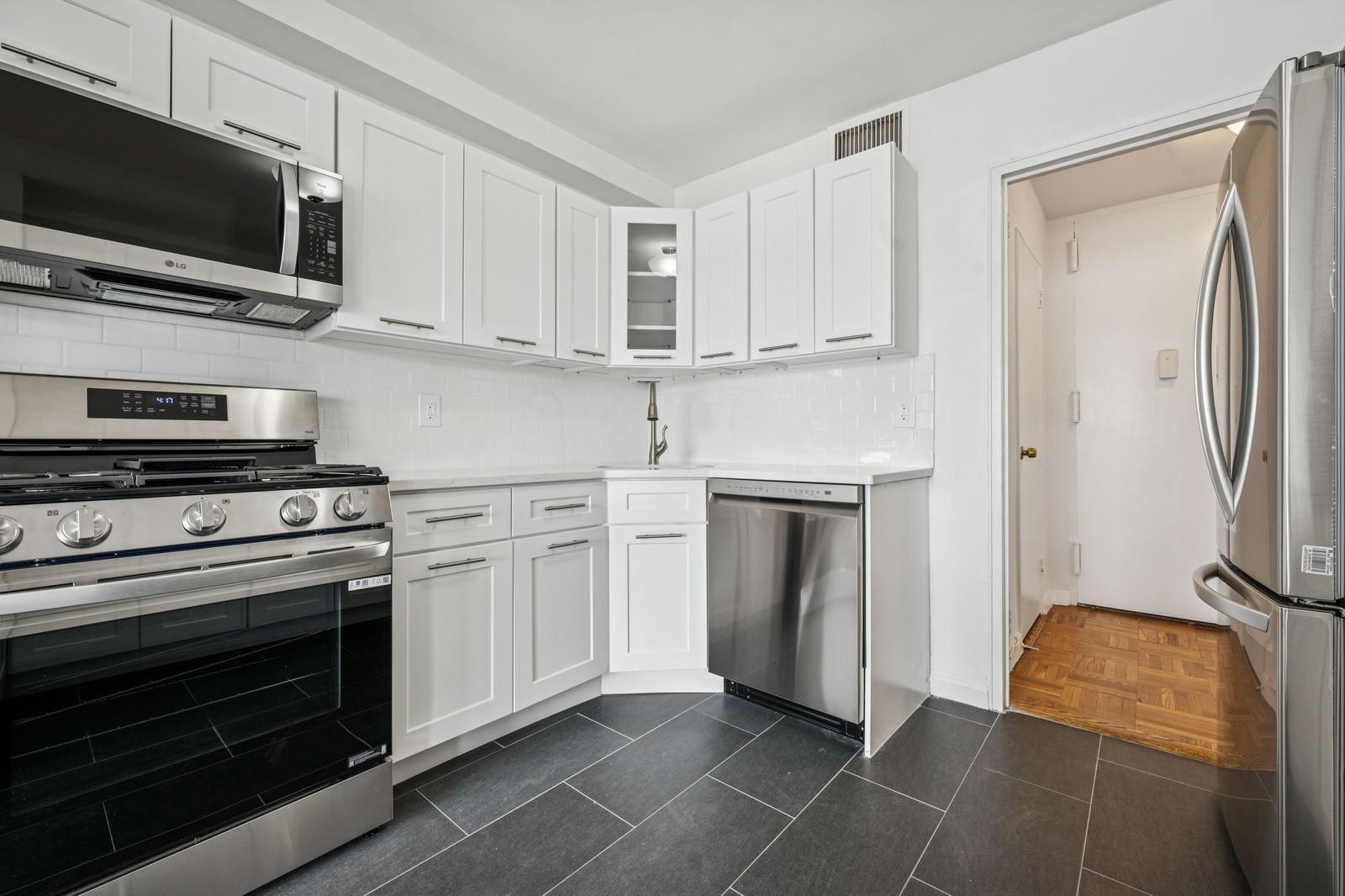 Property for Sale at Powells Cove Boulevard 8J, Beechhurst, Queens, NY - Bedrooms: 1 
Bathrooms: 1 
Rooms: 4  - $429,888