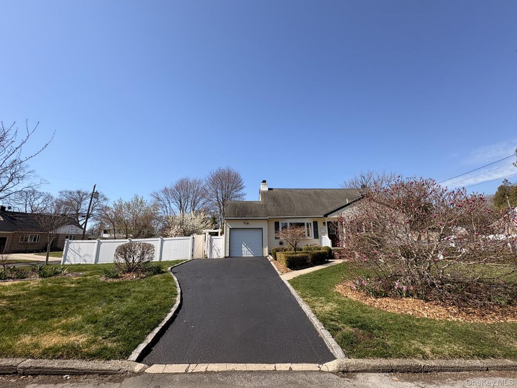 Photo of 3 Barnfield Place, North Babylon, NY 11703 (MLS # 988129)