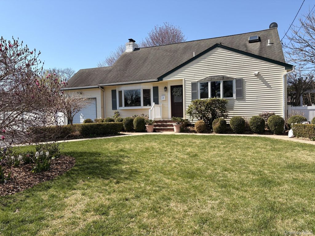 Photo of 3 Barnfield Place, North Babylon, NY 11703 (MLS # 988129)