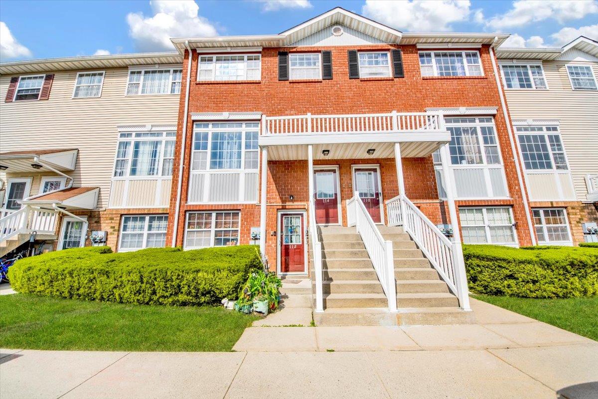 Property for Sale at Beacon Lane 74, Bronx, New York - Bedrooms: 3 
Bathrooms: 2 
Rooms: 7  - $539,000