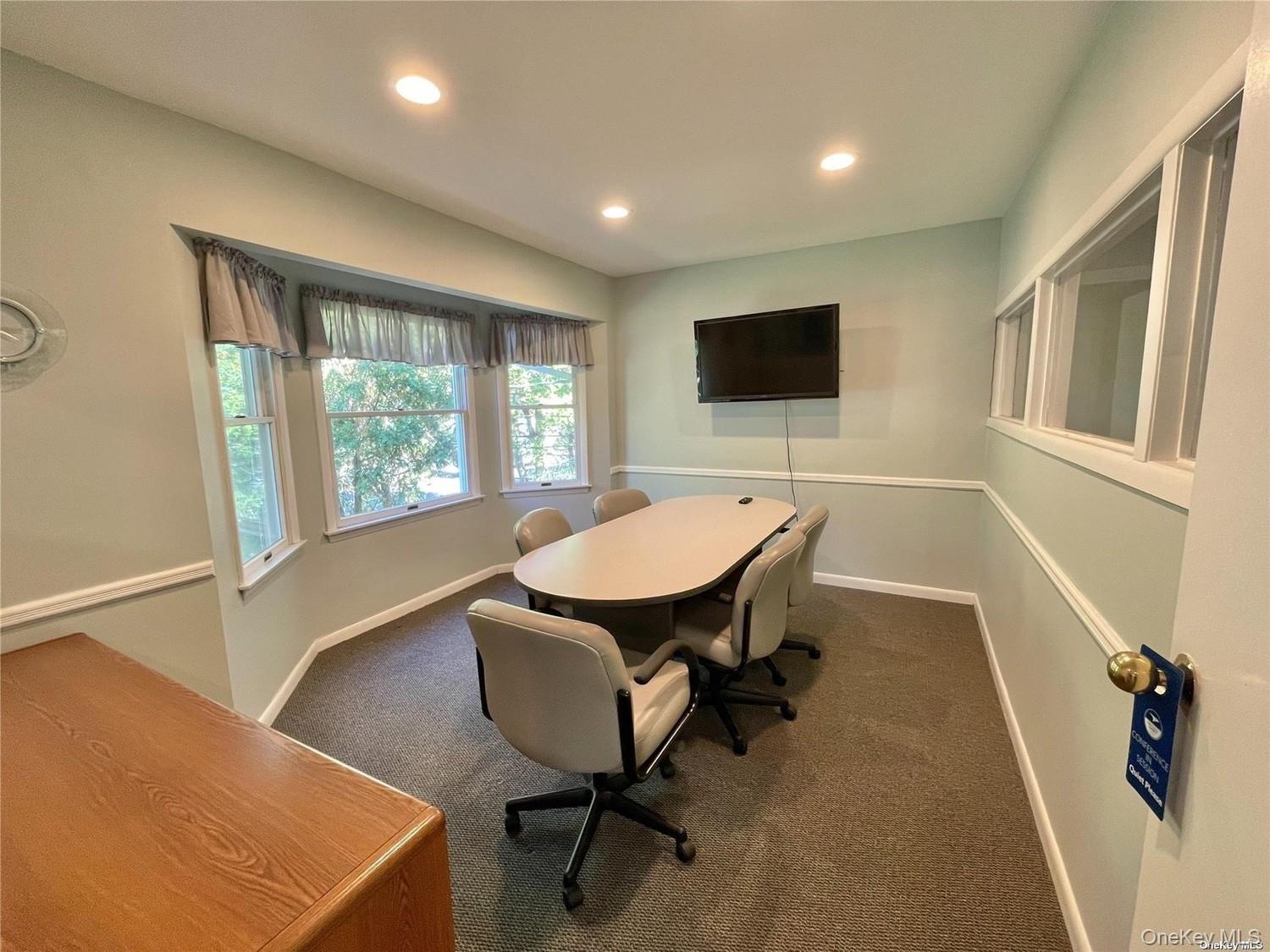 556 W Jericho Turnpike