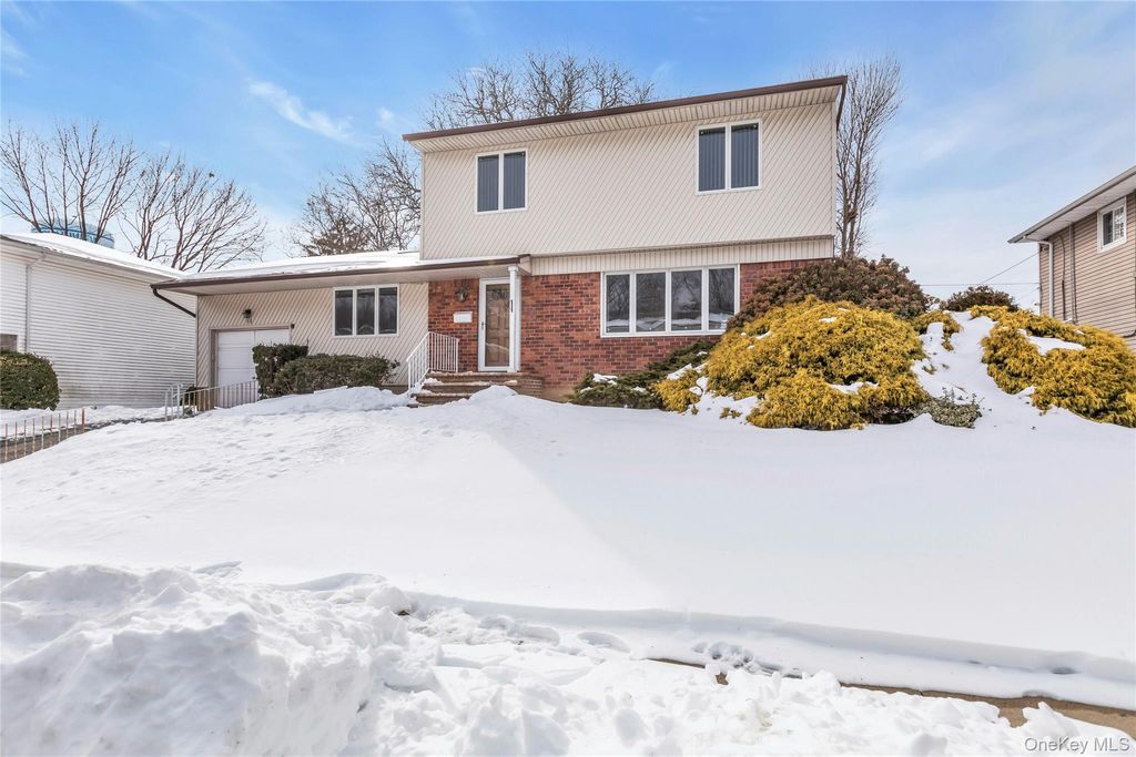 Photo of 68 Beaumont Drive, Plainview, NY 11803 (MLS # 958757)