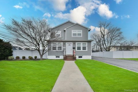 Photo of 116 15th Avenue, West Babylon, NY 11704 (MLS # 953126)