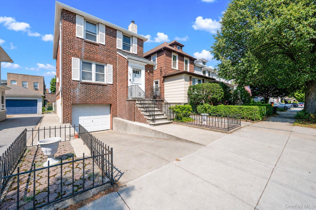 Photo of 1621 Lurting Avenue, Bronx, NY 10461 (MLS # 1021736)