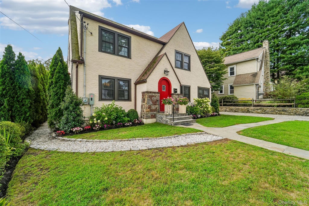Photo of 7 Parkview Court, White Plains, NY 10603 (MLS # 1043700)