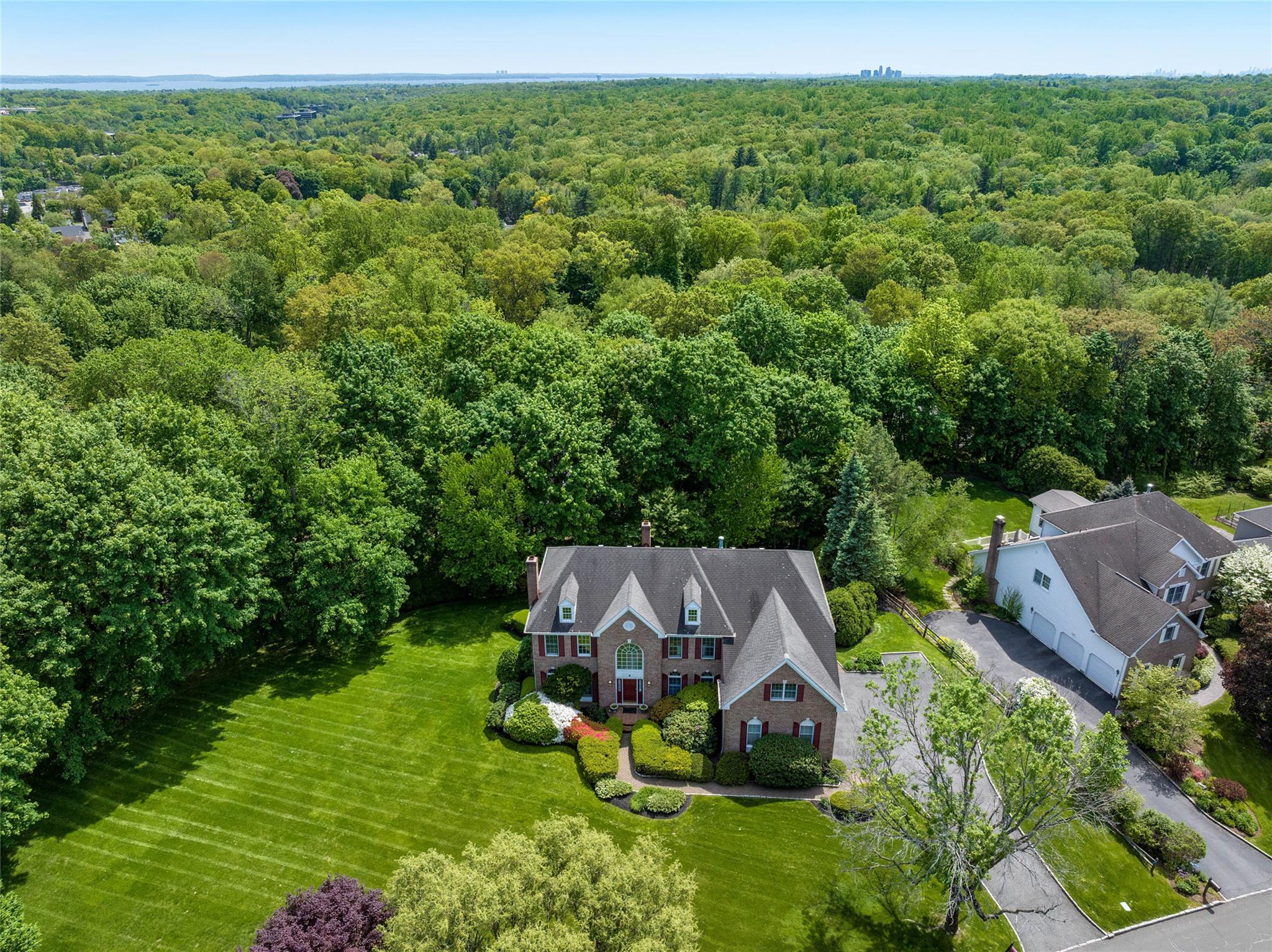 8 Paddock Road, White Plains, New York image 2