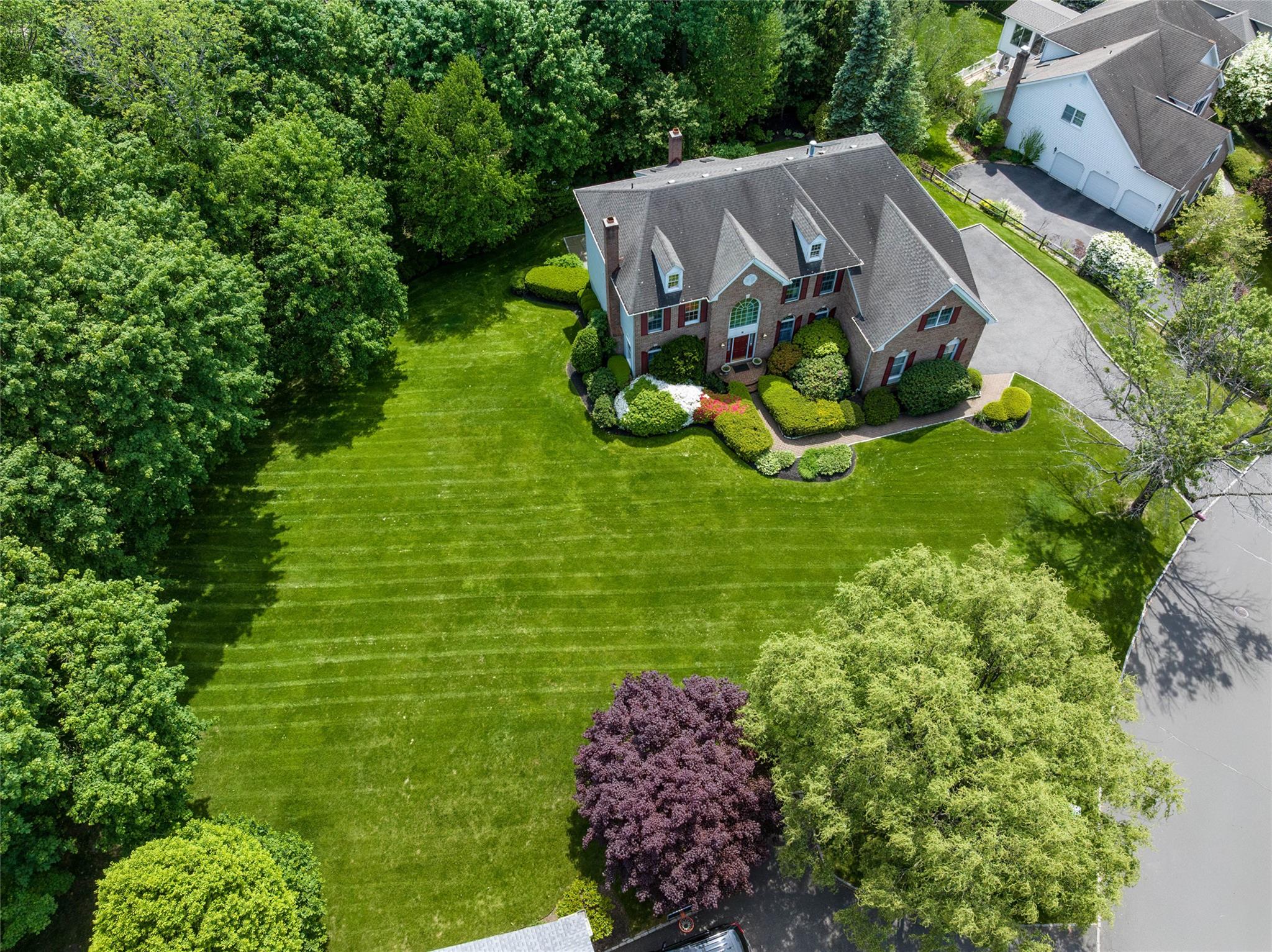 8 Paddock Road, White Plains, New York image 3