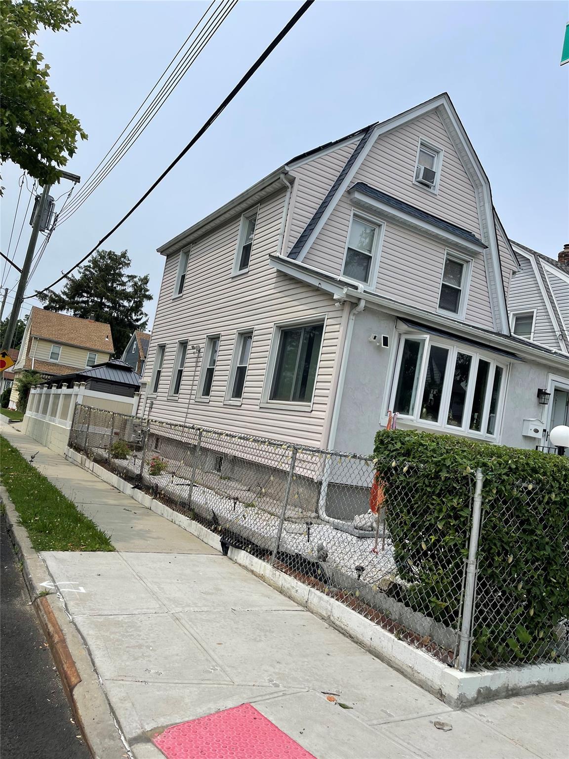 Keeseville Avenue, Saint Albans, Queens, NY - 3 Bedrooms  
3 Bathrooms  
8 Rooms - 