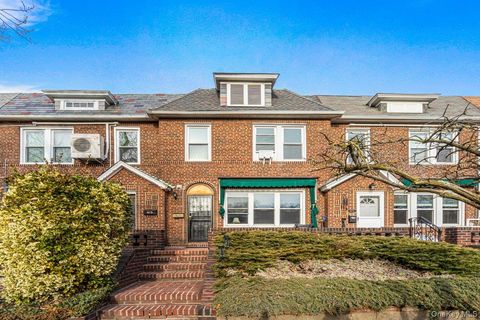 Photo of 68-17 Groton Street, Forest Hills, NY 11375 (MLS # 953149)