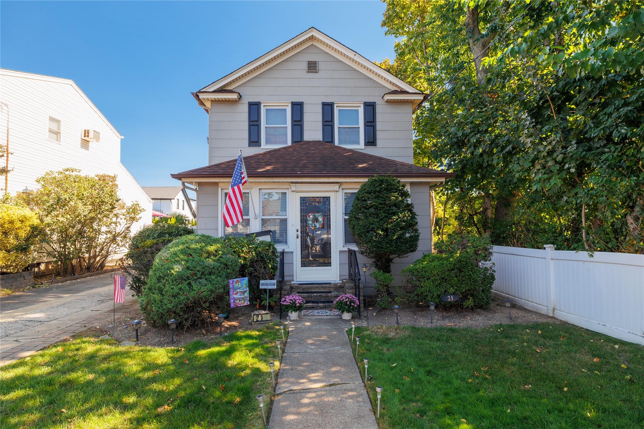 21 Cumberland Street, Rockville Centre, New York image 1